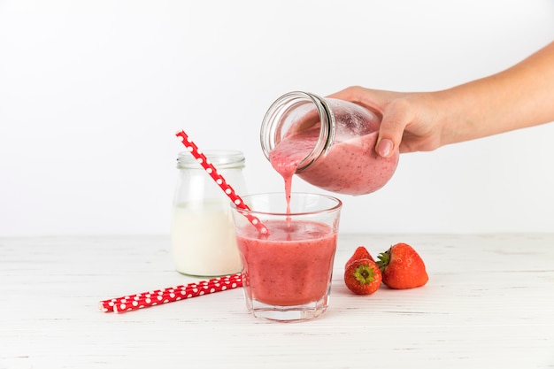 Photo gratuite smoothie versé dans un verre