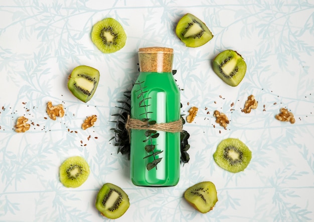 Smoothie vert aux graines de noix et au kiwi