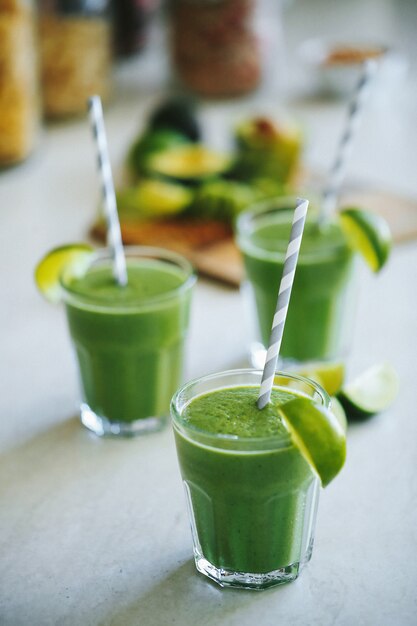 Smoothie vert dans un verre