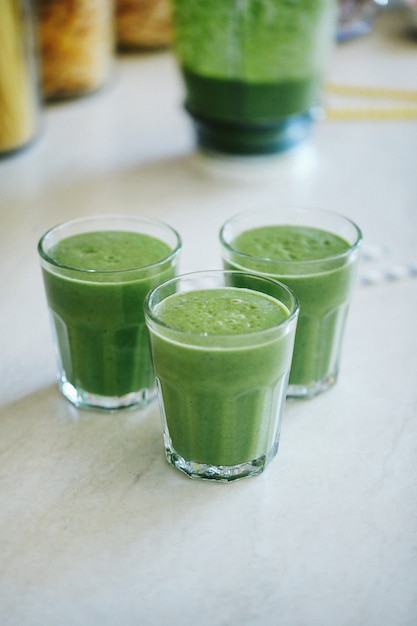 Smoothie vert dans un verre