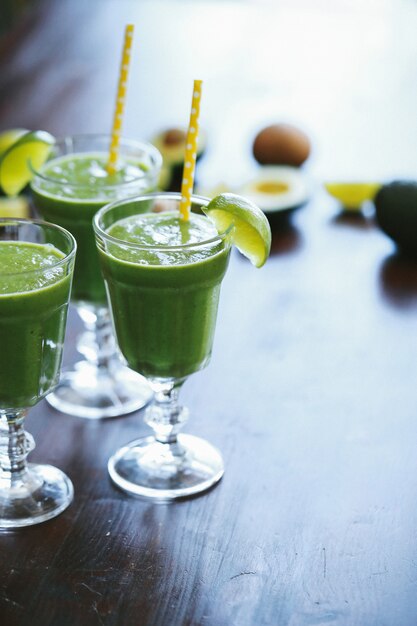 Smoothie vert dans un verre