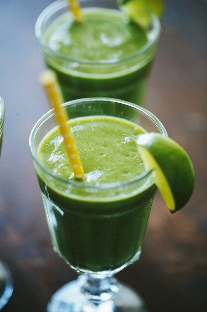 Smoothie vert dans un verre