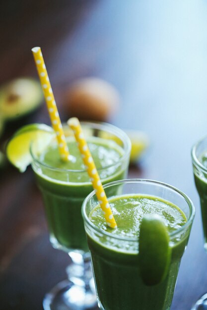 Smoothie vert dans un verre