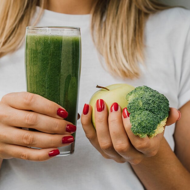 Smoothie vert délicieux avec pomme et brocoli