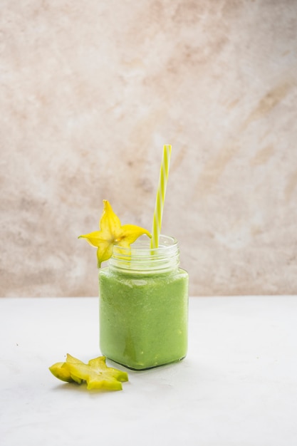 Smoothie vert sain et délicieux