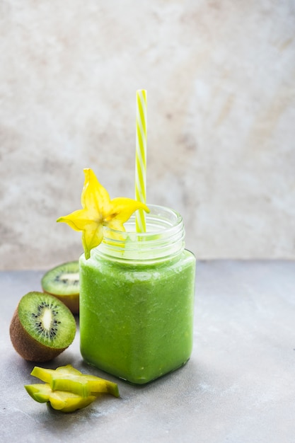 Photo gratuite smoothie vert sain et délicieux