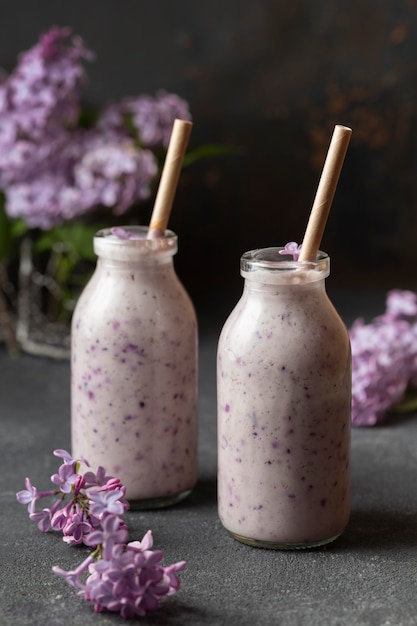 Smoothie vue avant dans des bouteilles avec jacinthe