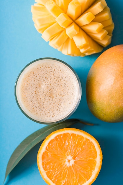 Photo gratuite smoothie vue de dessus à la mangue et à l'orange