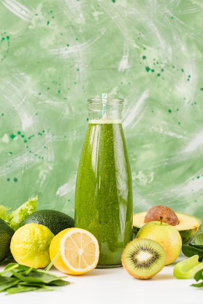 Photo gratuite smoothie vue de face avec citron et kiwi