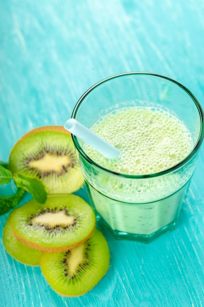 Photo gratuite smoothies au kiwi en verre sur table en bois