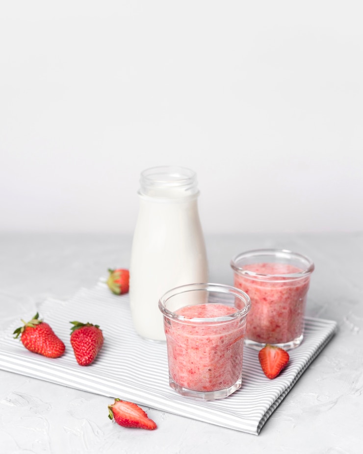 Photo gratuit smoothies aux fraises et au lait