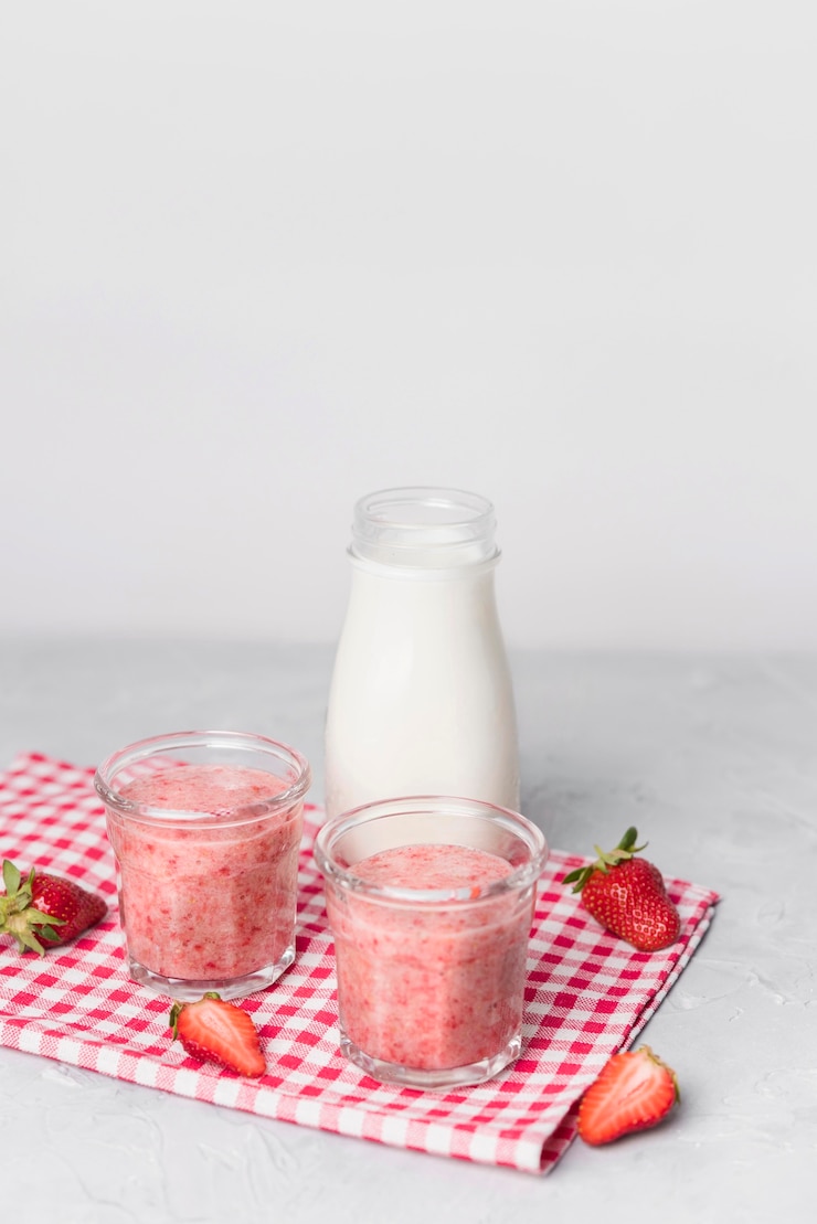 Photo gratuit smoothies aux fraises au lait