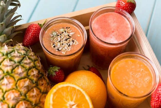 Smoothies aux fruits délicieux à angle élevé