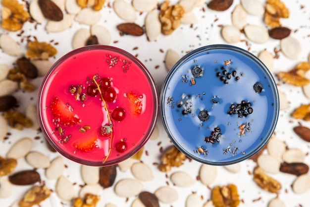 Photo gratuite smoothies rouges et bleus plats