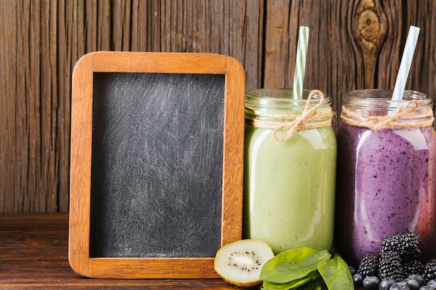 Smoothies sur la surface de fond en bois