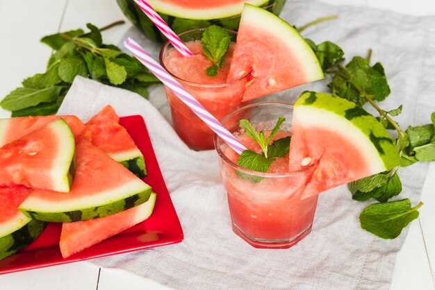 Smoothies et tranches de melon d&#39;eau sur la plaque