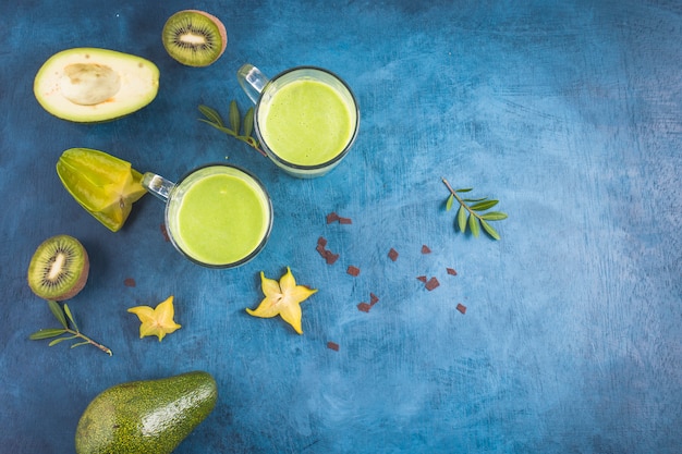 Photo gratuite smoothies verts sains et délicieux