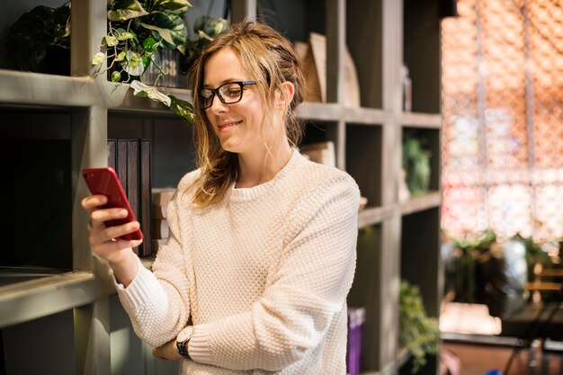 SMS femme blonde sur son téléphone