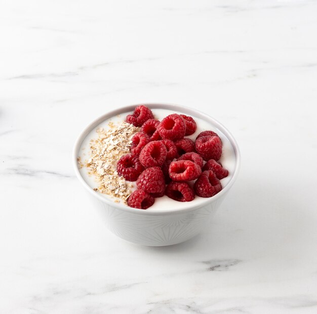 Snack aux framboises avec muesli et lait