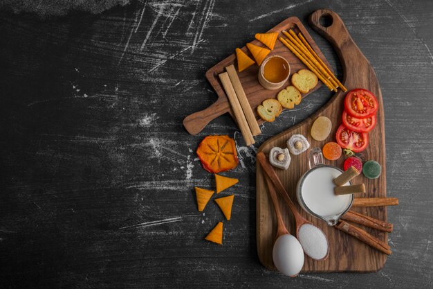 Snack board avec des craquelins et des légumes