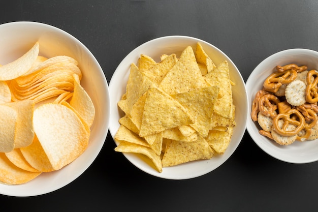 Photo gratuite snacks salés bretzels chips crackers