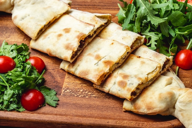 Sode View Cheese Pide Avec Viande Hachée Oignon Tomates Cerises Et Roquette Sur Un Plateau