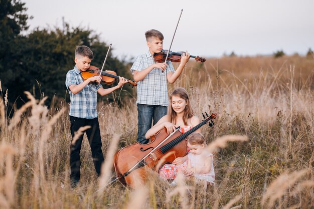 Soeur ensemble belle enfant en plein air