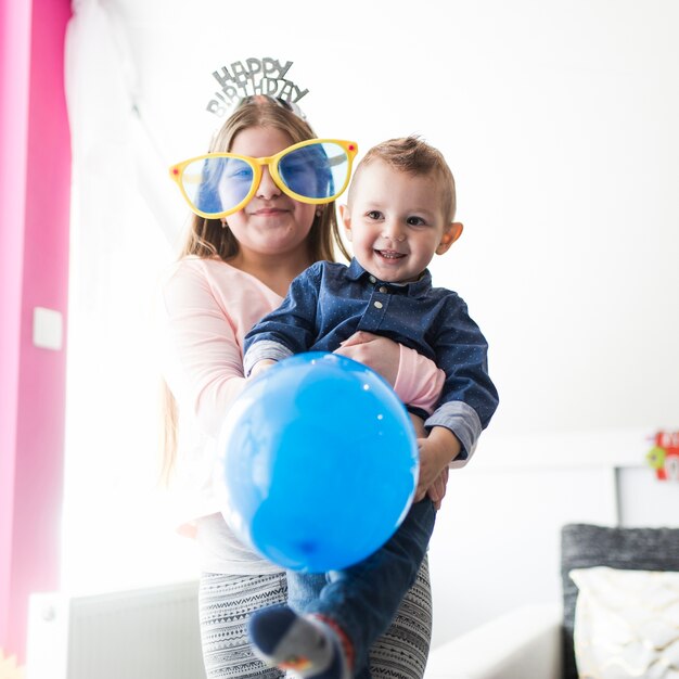 Soeur avec un frère à l&#39;anniversaire arty