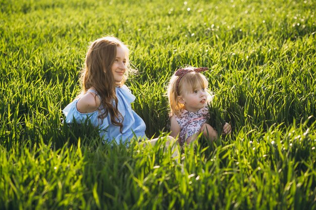 Soeurs dans le champ