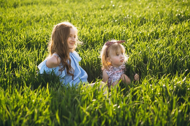 Soeurs dans le champ