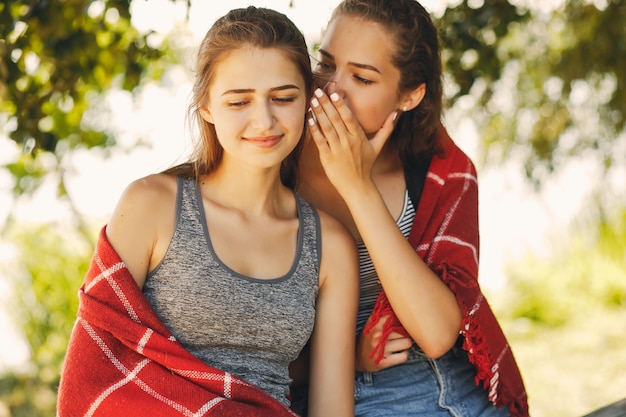 Photo gratuite soeurs dans un parc