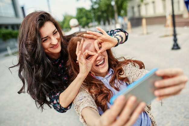 Sœurs faisant selfie