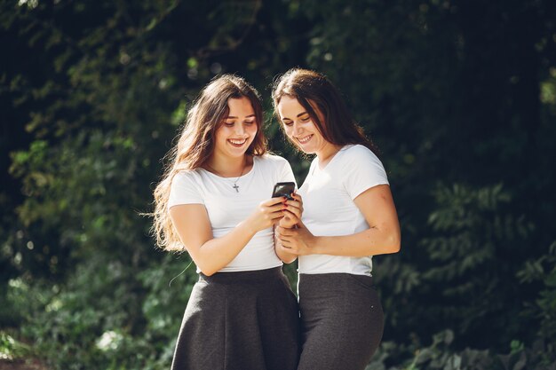 Sœurs mignonnes dans un parc