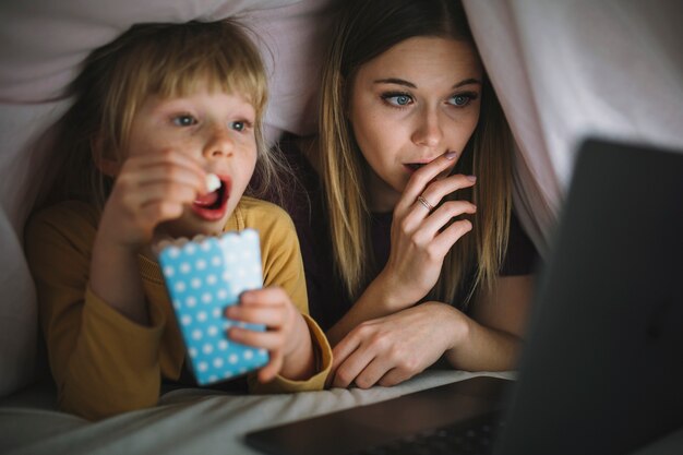 Photo gratuite sœurs regardant un film intéressant