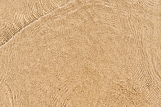 Soft Wave Of Blue Ocean Sur Sandy Beach. Contexte. Mise au point sélective.