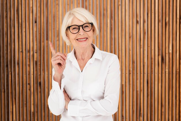 Soignée vieille femme avec des lunettes