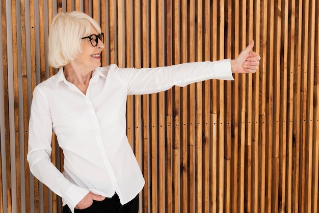 Photo gratuite soignée vieille femme avec des lunettes