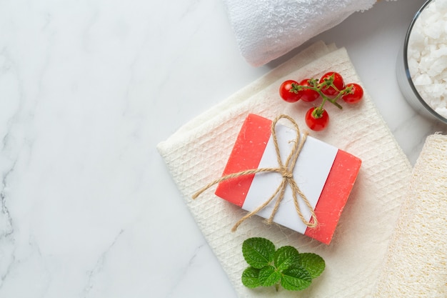 Soin du corps au savon de tomate