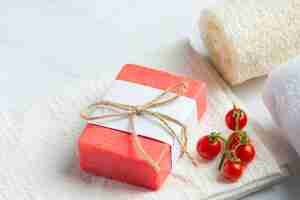 Photo gratuite soin du corps au savon de tomate