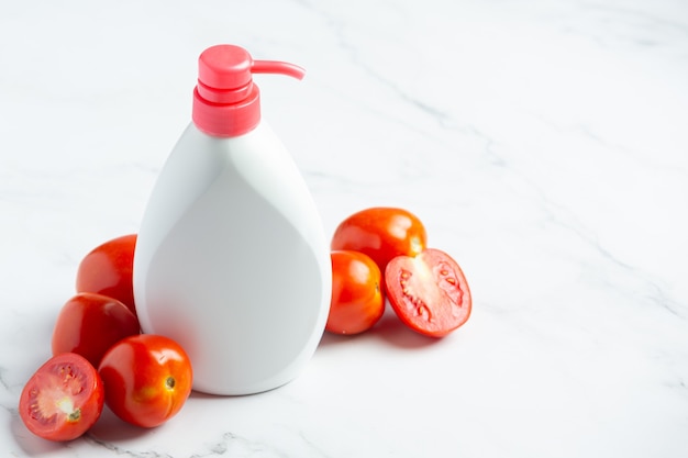 Photo gratuite soin de la peau pour le corps à la tomate