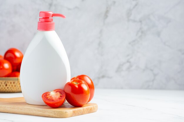 Soin de la peau pour le corps à la tomate