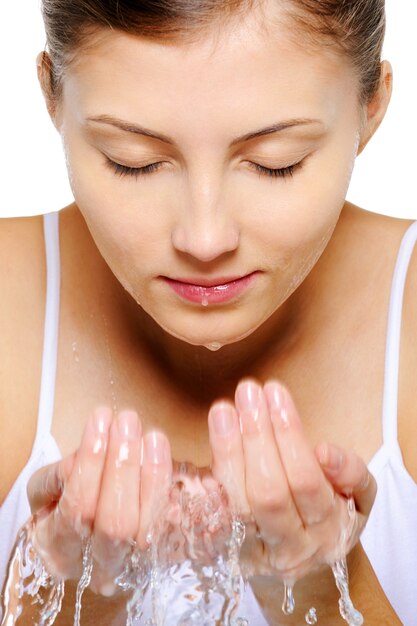 Photo gratuite soins de la peau pour le visage féminin avec une eau claire et froide - sur blanc