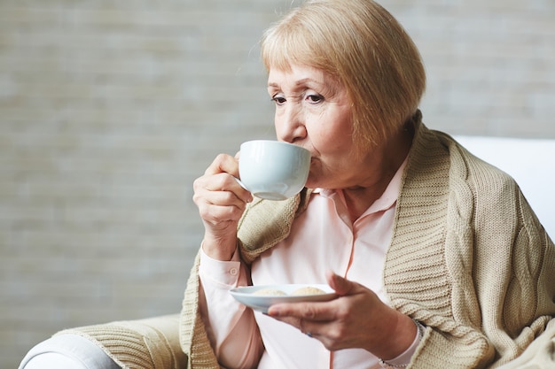 Soirée d'hiver avec une tasse de café