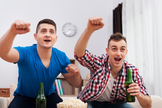 Soirée masculine avec match de football et bières