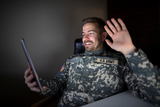 Soldat Américain Hors Service En Uniforme Militaire Holding Tablet Computer Agitant à Sa Famille