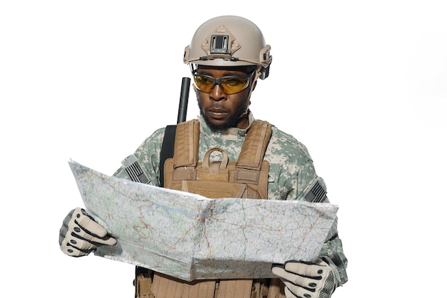 Photo gratuite soldat américain portant des lunettes jaunes tenant une carte