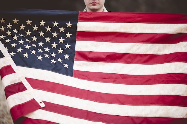 Photo gratuite soldat américain tenant le drapeau américain
