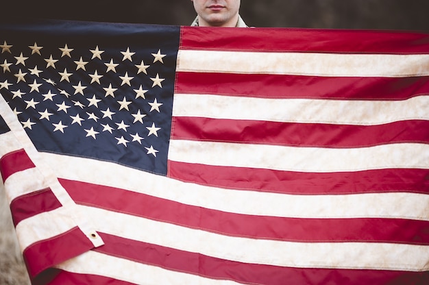 Soldat américain tenant le drapeau américain