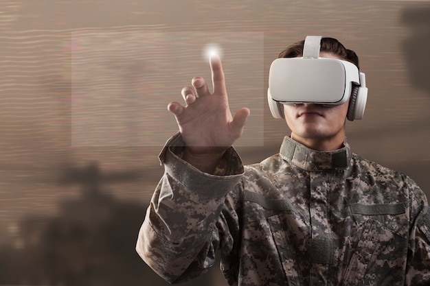 Photo gratuite soldat dans le casque vr touchant l'écran virtuel