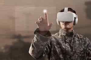 Photo gratuite soldat dans le casque vr touchant l'écran virtuel